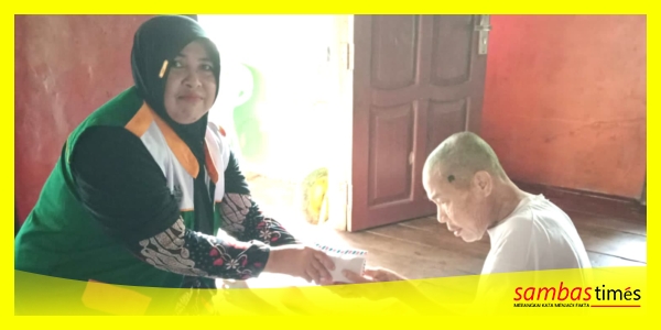 Hj Rusida menyerahkan langsung infaq kepada Idris, Tokoh Agama dan Amil Desa Serunai yang mengalami sakit di kediamannya, Kamis (31/7/2025) pagi.