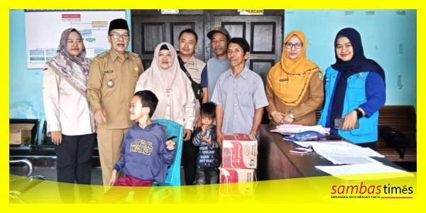Bantuan Atensi Nutrisi Kemensos bersama Kabid Sosial dan penerima manfaat pada program Atensi, di Kantor Camat Tangaran Selasa (29/7/2025).
