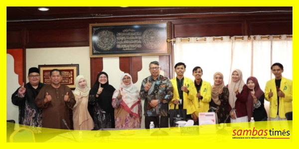 Dua Mahasiswa UNNISAS mengabadikan momen foto bersama usai mengikuti Program Magang di HIKMAH, Kuching, Sarawak, Malaysia.