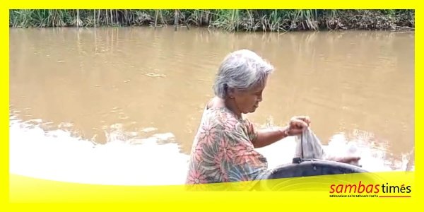 Warga Dusun Lubuk Lagak masih menggunakan air sungai untuk kebutuhan sehari-hari, seperti mandi dan mencuci pakaian, Minggu (10/8/2025).