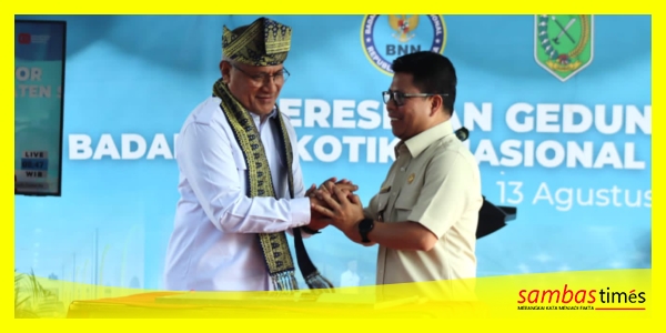 Kepala BNN RI Marthinus Hukom bersama Bupati Sambas Satono usai mendatangi berita acara peresmian Kantor BNN Kabupaten Sambas, Rabu (13/8/2025).