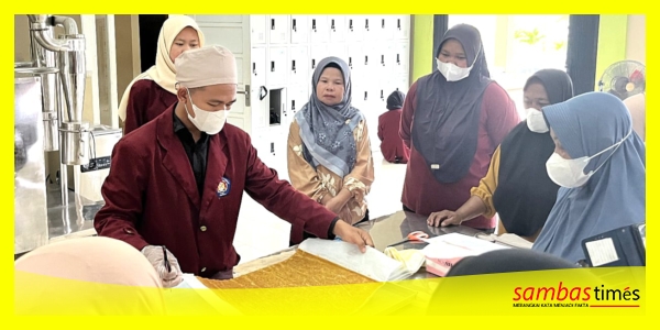 Pelatihan pengolahan Nanas menjadi Fruit Leather oleh Dosen Poltesa kepada Kelompok Pengrajin Sari Indah Makmur Desa Gapura di Lab Poltesa, Selasa (12/8/2025).