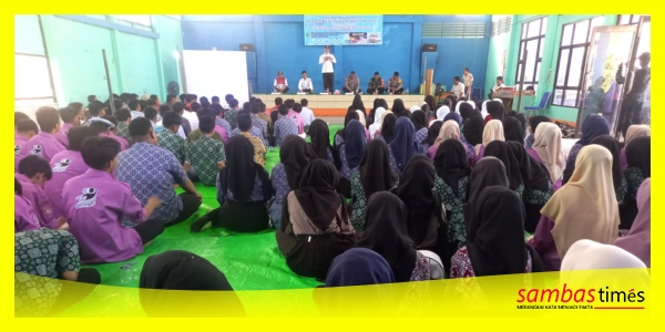 Para pelajar di kecamatan Tangaran mengikuti Bimtek Taat Berlalulintas yang diselenggarakan Pemerintah Desa Merpati di Gedung Serbaguna, Kantor Camat Tangaran, Rabu (13/8/2025).