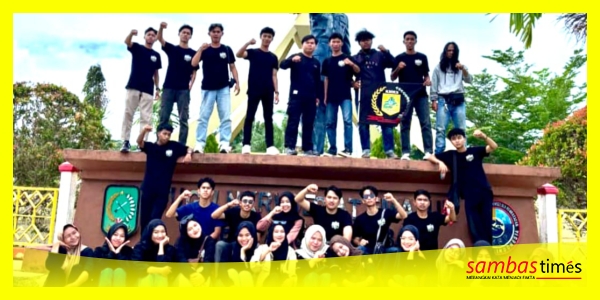 Pengurus KMKS mengabadikan momen foto bersama 