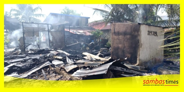 Kediaman As'ari di Desa Semparuk Sebangkau, Kecamatan Semparuk, kabupaten Sambas ludes terbakar, Jumat (15/8/2025) pagi.