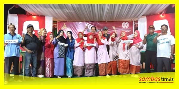 Juara Lomba Cerdas Cermat, Desa Tumok Manggis, Kecamatan Sambas bersama panitia, Jumat (22/8/2025) malam.