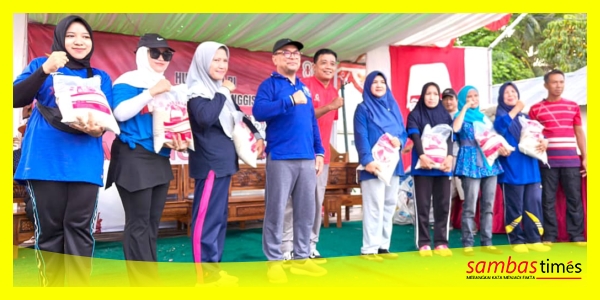 Drs H Ramzi Anggota DPRD Kabupaten Sambas dari Fraksi PAN membagikan 100 Paket Sembako pada peringatan HUT RI ke-80 dan HUT PAN ke-27 di Desa Tumok Manggis, Kecamatan Sambas, Sabtu, (23/8/2025). 