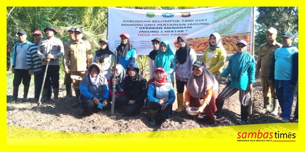 Pemerintah Kecamatan Tangaran bersama Forkopimcam dan Kelompok Tani mengabadikan momen foto bersama usai persentase Program Penanaman Jagung, Selasa (26/8/2025).