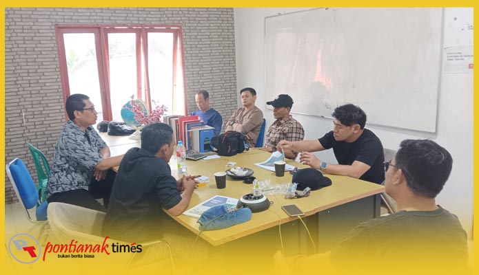 Rapat panitia pelatihan aparatur desa di Sekretariat Kampung Borneo Multimedia.