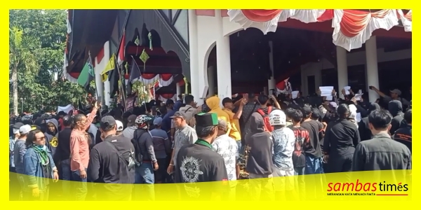 Massa Aliansi Sambas Bergerak menyampaikan aspirasi ke DPRD Kabupaten Sambas, Senin (1/9/2025).
