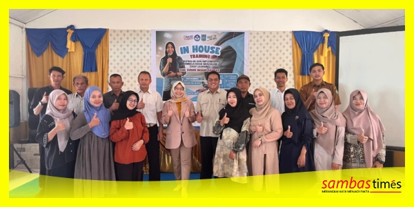 Kepala Sekolah SMK Subur Insani bersama Narasumber dan Guru dalam In House Training di Auka SMK Subur Insani, 