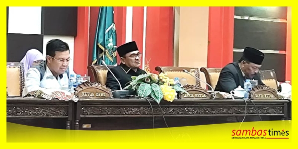 Ferdinan Syolihin Wakil Ketua DPRD Sambas saat memimpin Sidang Paripurna Jawaban Bupati Sambas Tentang Raperda Perubahan APBD TA 2025, Kamis (4/9/2025).