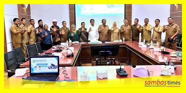 Komisi I DPRD Kalbar, Biro Pemerintahan Setda Kalbar, Sekda Sambas dan pejabat terkait, dan PPKSU mengabadikan momen itu segan sesi foto bersama do Ruang Rapat Sekda Sambas, Sabtu (8/9/2025).