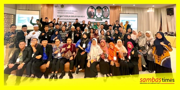 Peserta Rakerwil IPARI se Kalbar mengabadikan momen sesi foto bersama, Senin (8/9/2025).