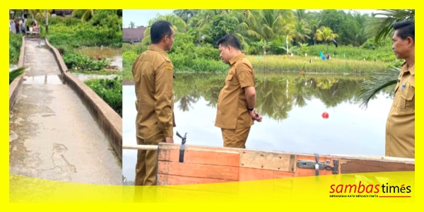 Bupati Sambas H Satono didampingi Kadis PUPR, Hermanto dan Camat Tebas, Dedi Zulkarnain meninjau jembatan putus di Desa Tebas Sungai, Kecamatan Tebas.