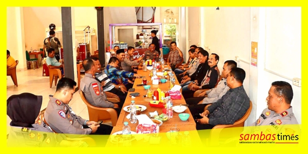 Kapolres Sambas AKBP Wahyu Jati Wibowo bersilaturahmi santai bersama tokoh masyarakat Kabupaten Sambas di salah satu Warung Kopi di Kecamatan Sambas, Kabupaten Sambas, Selasa (16/9/2025).
