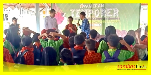 Aswandi Pemelihara Koleksi dan Museum didampingi Nino Pemandu Museum memberikan kuis seputar koleksi Museum Daerah Kabupaten Sambas, Rabu (17/9/2025).