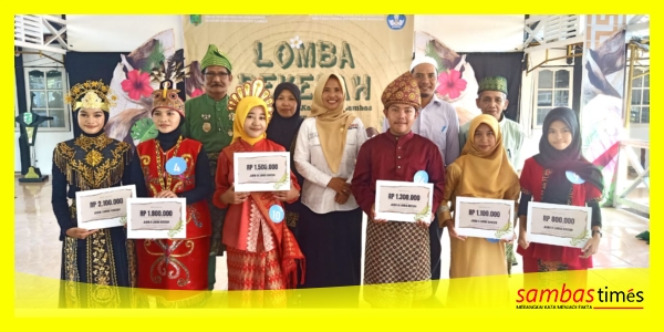 Juara Lomba Bekesah yang dilaksanakan Bidang Budaya, Disdikbud Kabupaten Sambas mengabadikan sesi foto bersama di Pendopo Bupati Sambas, Komplek Museum Daerah, Rabu (24/9/2025).