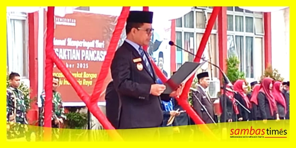 Bupati Satono membacakan Teks Pancasila pada peringatan Hari Kesaktian Pancasila di Halaman Kantor Bupati Sambas, Rabu (1/10/2025).