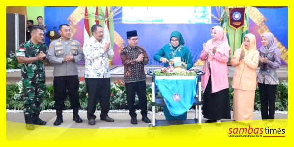 Ketua TP-PKK Kabupaten Sambas Hj Yunisa disaksikan Bupati Sambas Satono, Sekda Sambas Ferry Madagaskar dan undangan lainnya memotong Tumpeng Peringatan HKG PKK di Aula Utama Kantor Bupati Sambas, Kamis (2/10/2025).