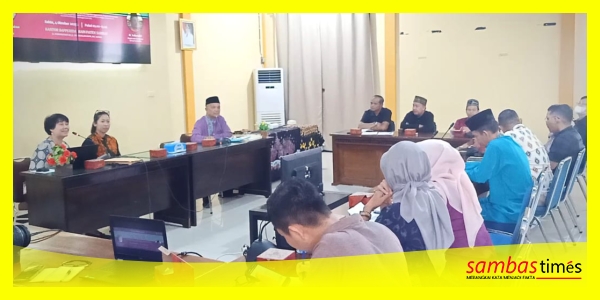 Suasana FGD Batik Bersuara Kalbar yang dilaksanakan LPPM UKM Bandung di Aula Bapperida Kabupaten Sambas, Sabtu (4/10/2025).