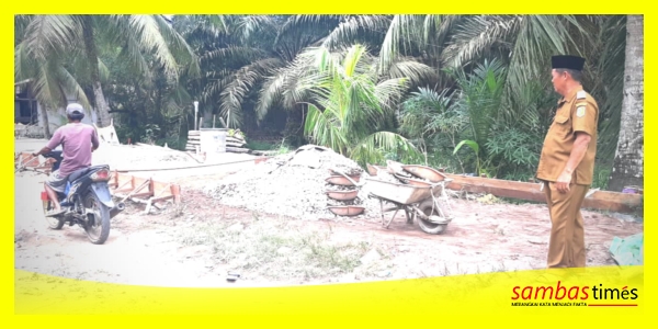 Kades Tangaran, Idris Jirana memperlihatkan pekerjaan jalan yang mulai pekerjaannya, jalan ini akses dari Kecamatan Tangaran, Paloh dan Kecamatan Teluk Keramat, Selasa (7/10/2025).