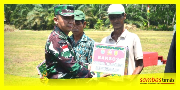 Kasi Ter Kasrem 121/ABW menyerahkan bantuan berupa bingkisan kepada warga di lokasi kegiatan TMMD Regtas ke-126 di Desa Ratu Sepudak, Kecamatan Galing, Kabupaten Sambas, Rabu (8/10/2025).
