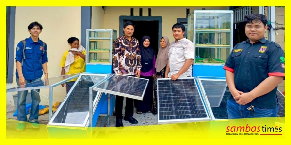 Dosen Poltesa menyerahkan alat Pengering Ikan Asin Panel Surya kepada KMS Desa Penjajab, Kecamatan Pemangkat, Kabupaten Sambas, Sabtu (4/10/2025).
