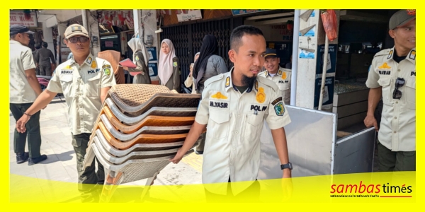 Tim Gabungan Penertiban Kabupaten Sambas sterilkan area Pendestrian lokasi Pasar Tebas untuk Ketertiban Umum dan Ketentraman Masyarakat, Kamis, (9/10/2025).