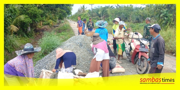 Satgas TMMD Regtas ke-126 bersama warga bergotong-royong mengangkut material pembangunan Jalan Ratu Sepudak, Jumat (10/10/2025).