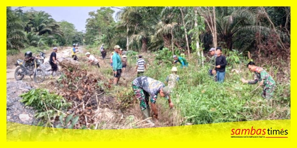 Satgas TMMD Regtas ke-126 bersama warga membersihkan tepian jalan Desa Ratu Sepudak yang ditimbun Satgas TMMD Kodim 1208 Sambas, Rabu (13/10/2025).