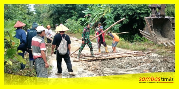 Satgas TMMD Regtas ke-126 dan warga saling bahu membahu menyusun Cerucuk Penimbunan jalan Desa Ratu Sepudak, Kecamatan Galing, Kabupaten Sambas, Selasa (14/10/2025). 
