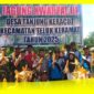 Camat Teluk Keramat, Budi Iswanto mengabadikan momen foto bersama usai Panen Jagung Kwartal III di Desa Tanjung Keracut, Kecamatan Teluk Keramat, Kabupaten Sambas, Rabu (15/10/2025) pagi.