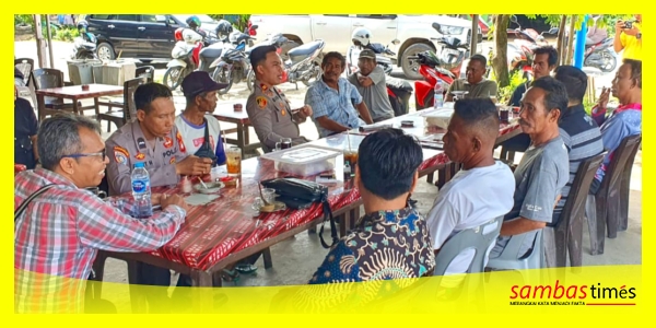 Kapolsek Semparuk, IPTU Rio Fachrihadi menampung aspirasi masyarakat pada Jumat Curhat, di Desa Singaraya, Kecamatan Semparuk, Kabupaten Sambas, Jumat (17/10/2025).