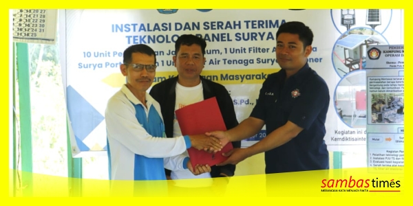 Ketua Tim PKM, Pande Putu Agus Santoso melakukan serah terima Teknologi Panel Surya ke Sekdes Beringin, Asmadi disaksikan Direktur Poltesa, Yuliansyah, Minggu (19/10/2025).