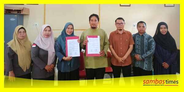 Ketua Bawaslu Kabupaten Sambas Yesi Mayasanti dan Zarul Arifin Dekan FH Unnisas memperlihatkan hasil Nota PKS di FH Kampus Unnisas, Senin (20/10/2025).