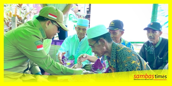 Bupati Sambas Satono menyerahkan Beras murah pada program Gerakan Pangan Murah (GPM) di Desa Tri Gadu, Kecamatan Galing, Kabupaten Sambas, Selasa (21/10/2025).