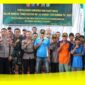 Satgas TMMD bersama Narasumber dan masyarakat mengabadikan momen foto bersama usai penyuluhan Narkoba dan Kamtibmas, Jumat (24/10/2025).