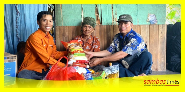 Dosen Unissas, Bayu, menyerahkan Bantuan Sembako dari Prodi PGMI Unnisas, kepada Nenek Sarijah, warga Dusun Selangkin, Desa Trigadu, Kecamatan Galing, Selasa (28/10/2025).