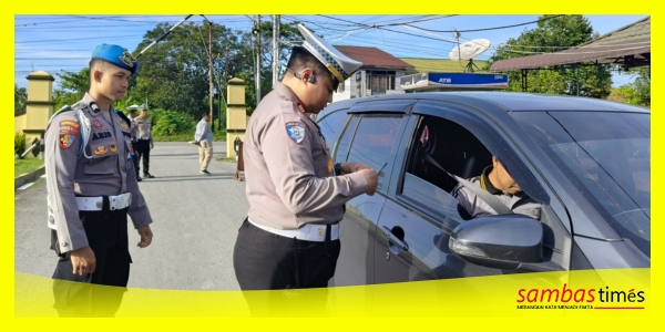 Kasatlantas Polres Sambas AKP Nanda Sulvy Pratama memeriksa kelengkapan kendaraan Personel Polres Sambas, di Mapolres Sambas, Jumat (14/11/2025).