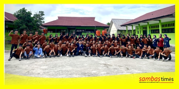 Pengurus KMKS mengawali Sosialisasi Perguruan Tinggi ke salah satu sekolah SMA/SMK sederajat di Kabupaten Sambas, Senin (12/01/2026).
