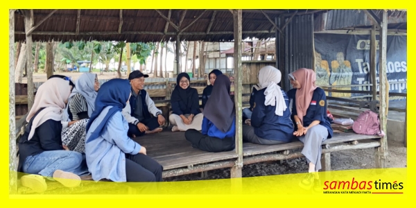 Diskusi santai mahasiswa Prodi PGMI UNISSAS bersama dosen di Pantai Cemara, Kecamatan Paloh, Sabtu (17/01/2026).