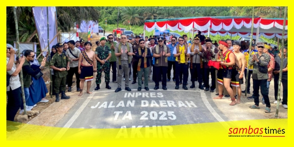 Bupati Sambas H Satono didampingi Staf Khusus Bidang Komunikasi dan Informasi Publik. Menko Bidang Infrastruktur dan Pembangunan Kewilayahan meresmikan IJD Ruas Sungai Sapak-Sepandak, Sabtu (24/01/2026).