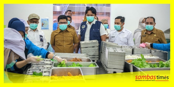 Kepala Perwakilan BPKP Kalbar bersama Bupati Sambas H Satono meninjau pelayanan Dapur MBG di Sambas, Senin (26/01/2026).