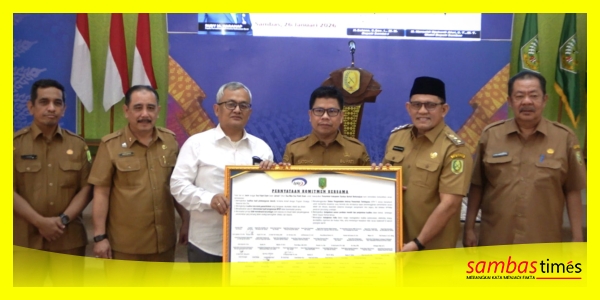 Bupati Sambas H Satono didampingi Wakil Bupati Sambas Heroaldi, Sekda Sambas Ferry Madagaskar dan pimpinan OPD foto bersama Kepala Perwakilan BPKP Kalbar, Rudy Mahani Harahap, Senin (26/01/2026).