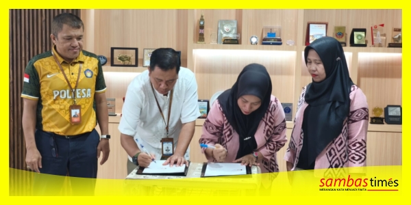 Ketua Bawaslu Kabupaten Sambas Yesi Mayasanti bersama Direktur Poltesa Dr Yuliansyah menandatangani Nota Kesepakatan (MoU) di Kampus Poltesa, Jumat (30/01/2026).