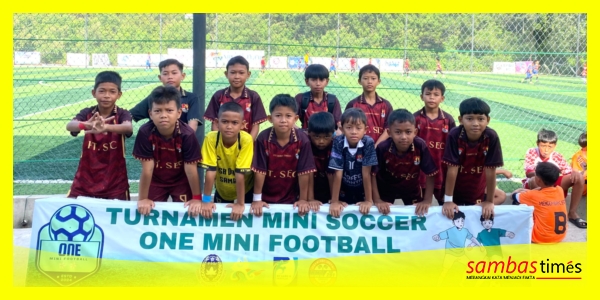 Anak-anak pecinta olahraga Sepakbola saat mengikuti Turnamen Mini Soccer di Sambas