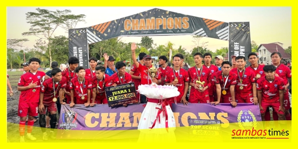Juara Turnamen Sepakbola Sungai Baru Cup Seri 1 memperlihatkan piala juara turnamen di Lapangan Hercules Sungai Baru, Kecamatan Teluk Keramat Sabtu, (7/2/2026). 