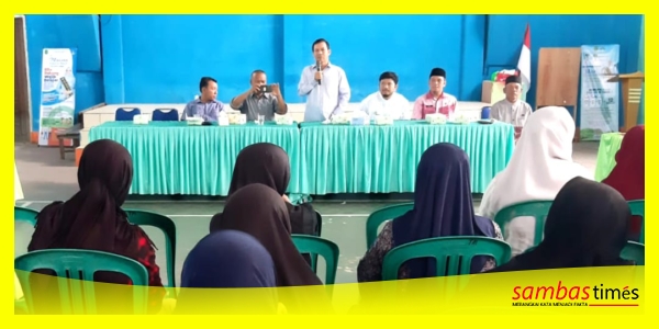 Ketua DPRD Sambas H Abu Bakar bersama anggota DPRD Dapil 6 Kabupaten Sambas menyampaikan informasi program daerah pada pertemuan bersama masyarakat di Gedung Serbaguna Kecamatan Tangaran.