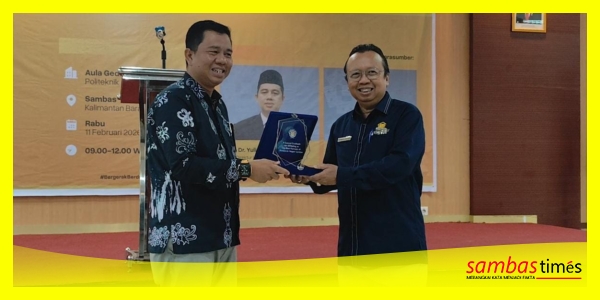 Direktur Poltesa, Yuliansyah menyerahkan Cendramata kepada Kepala divisi kerjasama dan pengembangan beasiswa LPDP, Agam Bayu Suryanto di Aula Kuliah Terpadu Poltesa, Rabu (11/2/2026).